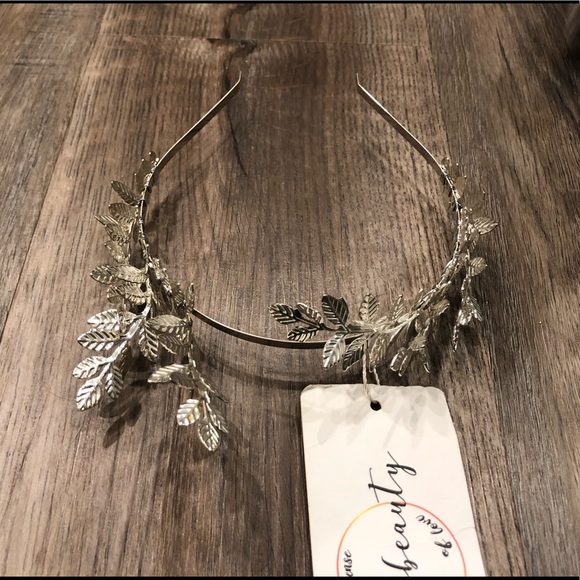 Accessories - HP 🎉 NWT Silver Leaf Tiara/Headband